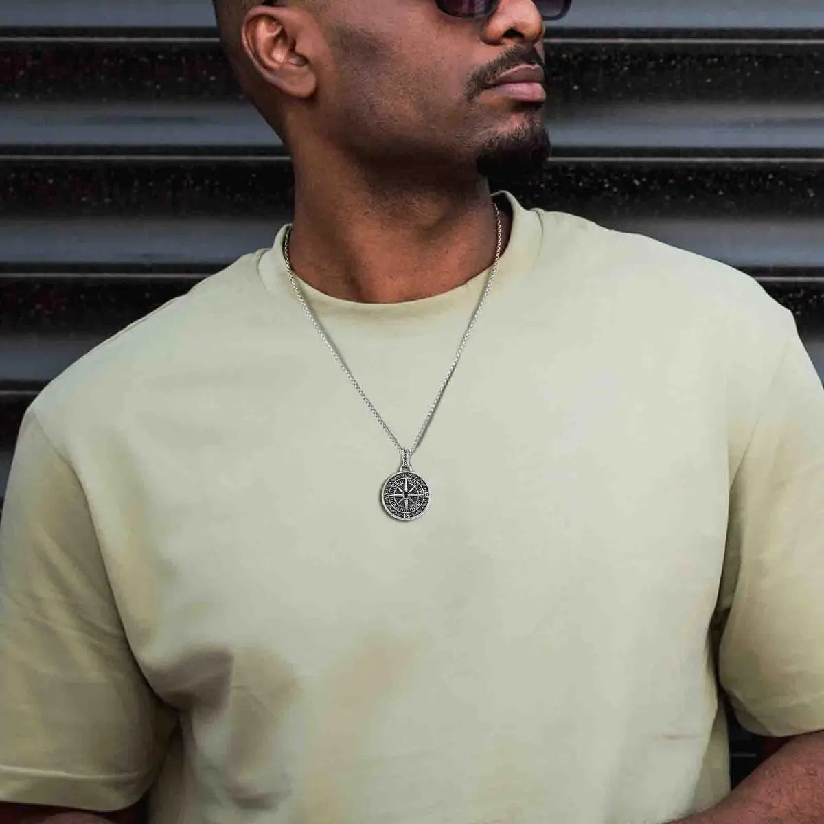 قلادات على شكل بوصلة عتيقة للرجال والأولاد، قلادة من الفولاذ المقاوم للصدأ على شكل عملة معدنية، طوق روك هيب هوب، هدية دليل التخرج